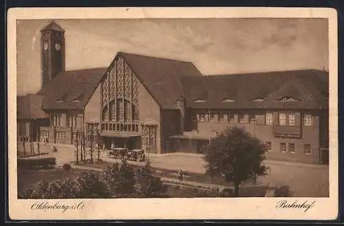 AK Oldenburg i. O., Autos vor dem Bahnhof