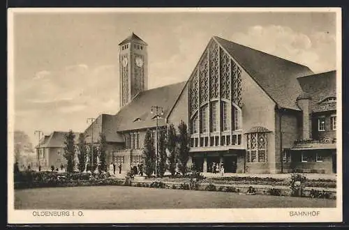 AK Oldenburg i. O., Passanten vor dem Bahnhof