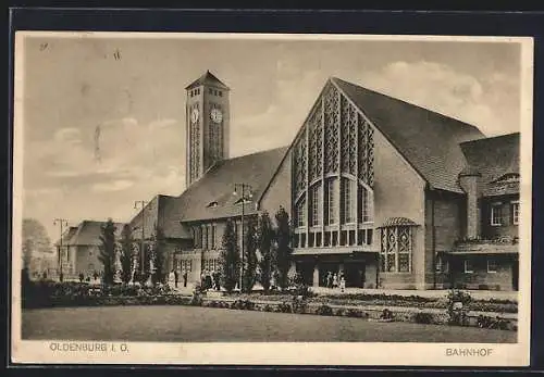 AK Oldenburg i. O., Bahnhof mit Passanten