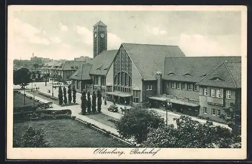 AK Oldenburg i. O., Bahnhof mit Autos und Passanten