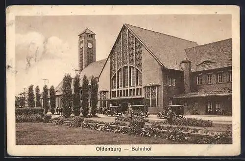 AK Oldenburg i. O., Autos vor dem Bahnhof