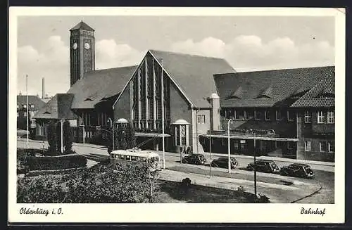 AK Oldenburg / O., Bahnhof der Ortschaft, Bus und Autos