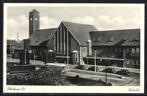 AK Oldenburg / O., Bahnhof der Ortschaft, O-Bus und Autos