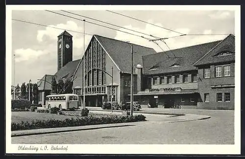 AK Oldenburg i. O., Bahnhof mit Bus und Autos