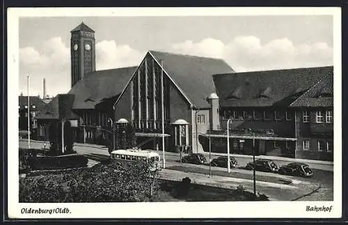 AK Oldenburg, Bahnhof der Ortschaft, Bus und Autos