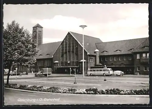 AK Oldenburg i. O., Bus und Autos am Bahnhof