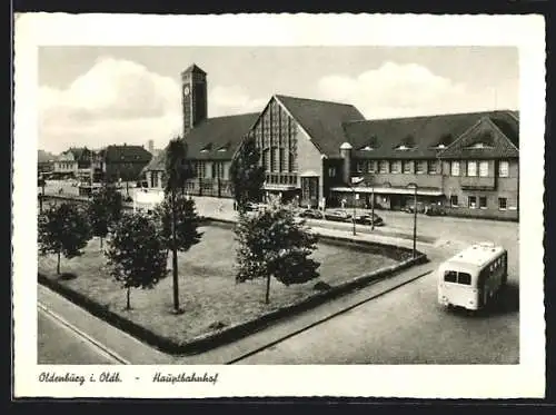 AK Oldenburg i. O., Bahnhof mit Bus und parkenden Autos