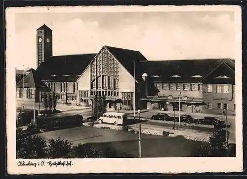 AK Oldenburg i. O., Bus und Autos vor dem Hauptbahnhof-Eingang