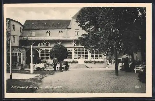 AK Boltenhagen, Ostsee-Hotel, Innenhof mit Gästen