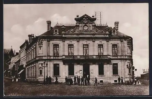 AK Caudry, Nouvelle Mairie avec passants sur la place