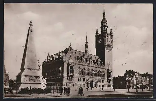 AK Armentières, L`Hôtel de Ville et le Monument aux Morts