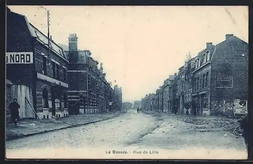 AK La Bassée, Rue de Lille avec bâtiments historiques et rue pavée