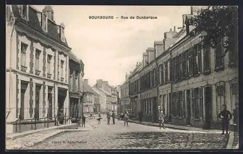 AK Bourbourg, Rue de Dunkerque avec passants et bâtiments historiques