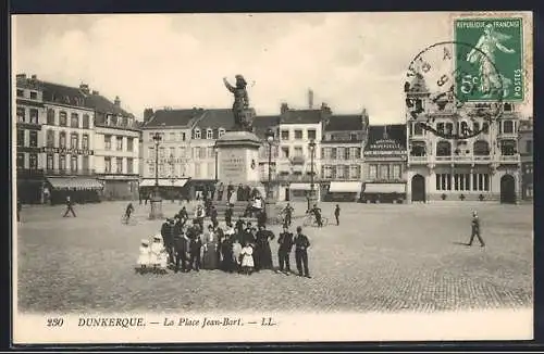 AK Dunkerque, La Place Jean-Bart avec statue et groupes de passants