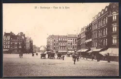 AK Dunkerque, Place de la Gare avec calèches et passants