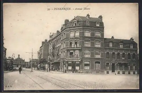 AK Dunkerque, Avenue Thiers avec bâtiments et voies de tramway