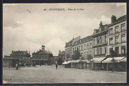 AK Dunkerque, Place de la Gare avec bâtiments et passants