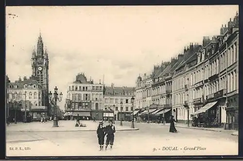 AK Douai, Vue de la Grand`Place avec beffroi et bâtiments historiques