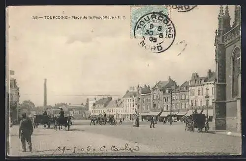 AK Tourcoing, Place de la République avec calèches et bâtiments historiques