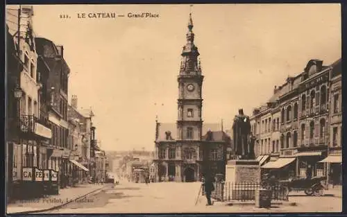 AK Le Cateau, Grand`Place avec l`hôtel de ville et statue centrale