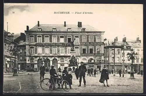 AK Maubeuge, Place d`Armes avec monument et passants