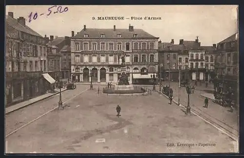 AK Maubeuge, Place d`Armes avec fontaine et bâtiments historiques