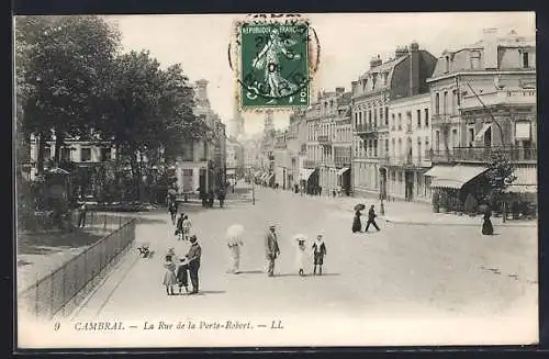 AK Cambrai, La Rue de la Porte-Robert avec passants et bâtiments historiques