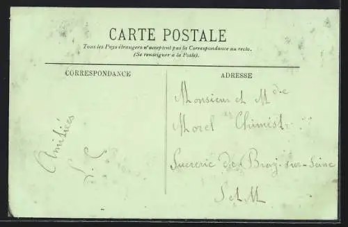 AK Cambrai, La Rue de la Porte-Robert avec passants et bâtiments historiques