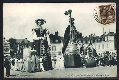 AK Douai, La Famille Gayant en parade sur la place du marché