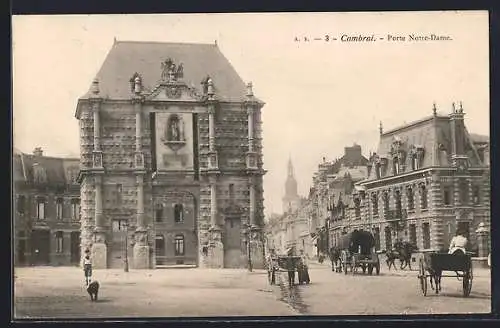 AK Cambrai, Porte Notre-Dame et rue animée avec calèches