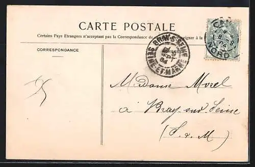 AK Cambrai, Porte Notre-Dame et rue animée avec calèches