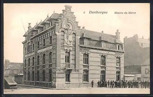 AK Dunkerque, Maison du Marin avec groupe de personnes devant le bâtiment