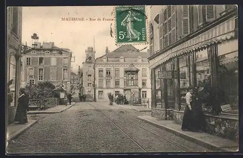 AK Maubeuge, Rue de France avec passants et boutique