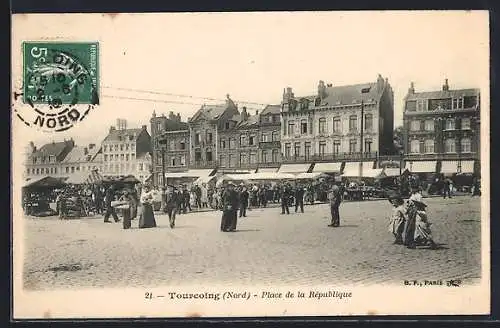 AK Tourcoing, Place de la République animée avec passants et marché