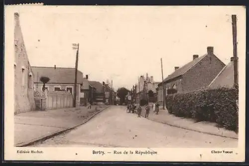 AK Bertry, Rue de la République avec passants et maisons