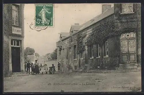 AK Englefontaine, La Laiterie avec enfants devant le bâtiment