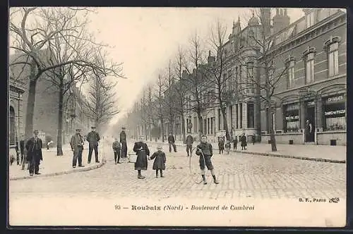 AK Roubaix, Boulevard de Cambrai avec passants et enfants jouant