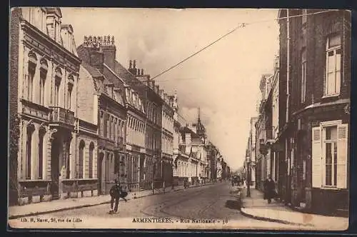 AK Armentières, Rue Nationale avec des passants et des bâtiments historiques