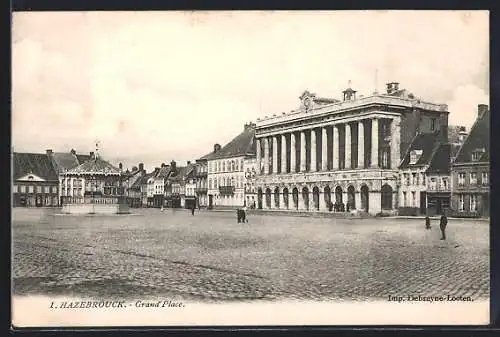 AK Hazebrouck, Grand Place avec bâtiments historiques et place pavée