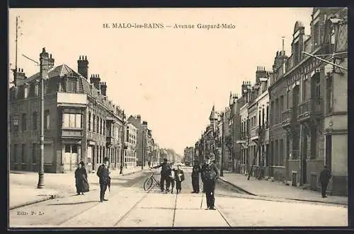 AK Malo-les-Bains, Avenue Gaspard-Malo animée avec passants et vélos