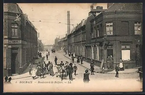 AK Roubaix, Boulevard de Belfort avec passants et bâtiments en briques