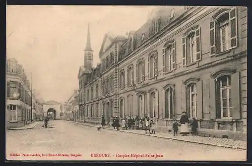 AK Bergues, Hospice-Hôpital Saint-Jean et rue animée