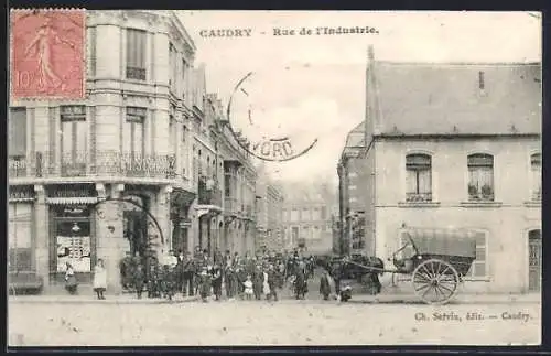 AK Caudry, Rue de l`Industrie avec passants et charrette