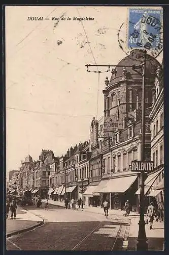 AK Douai, Rue de la Mairie avec tramway et bâtiments historiques