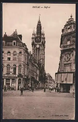 AK Douai, Beffroi et scène de rue animée