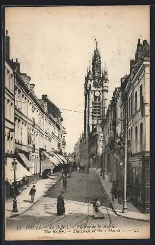 AK Douai, Le Beffroi et la Rue de la Mairie