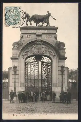 AK Lille, Entrée de l`Abattoir avec sculpture de taureau