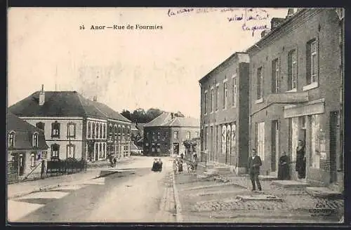 AK Anor, Rue de Fourmies avec bâtiments et passants