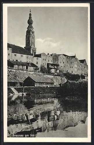 AK Braunau am Inn, Uferidylle mit Blick hinauf zur Pfarrkirche