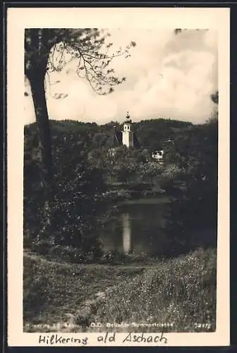 AK Hilkering a. d. Aschach, Uferpartie mit Blick zur Kirche